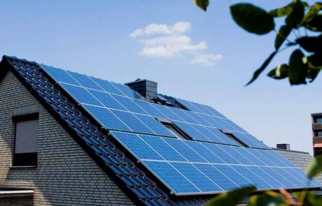 光伏組件清洗方式及效果建議大家看一下!(圖1) 太陽能光伏組件廠家