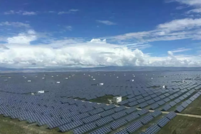 青海地區(qū)光伏發(fā)電來照亮脫貧致富路(圖1) 上海光伏太陽能