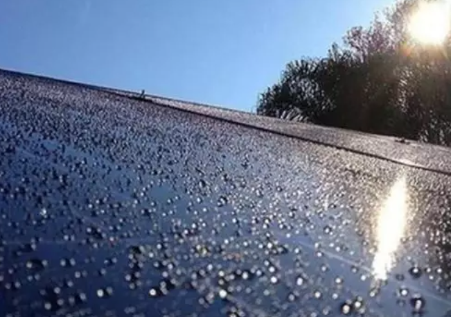 太陽能光伏板可以在雨天發電